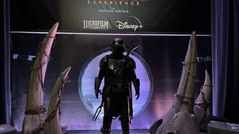 甘纳·卡拉诺在采访中的照片