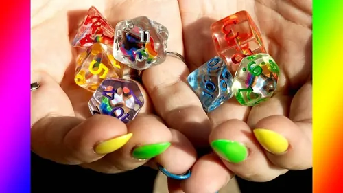 彩虹主题Dungeons & Dragons骰子套装，展示多元包容的设计