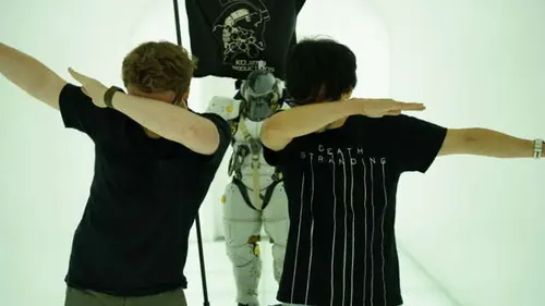 小岛秀夫与合作伙伴展示新信用卡